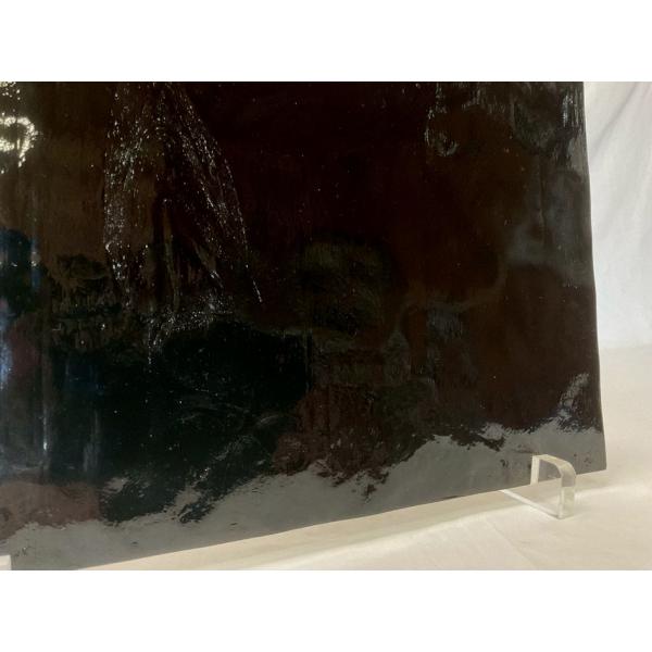 約30cm×約22cm。ブラック。リングモトルに定評があり、ティファニーランプに使うガラスとしても人気があります。■下記の点につきまして、予めご了承下さい。■1，角に欠けがある場合が御座います。2，混ざりのあるガラスの場合、色の偏りがある場...