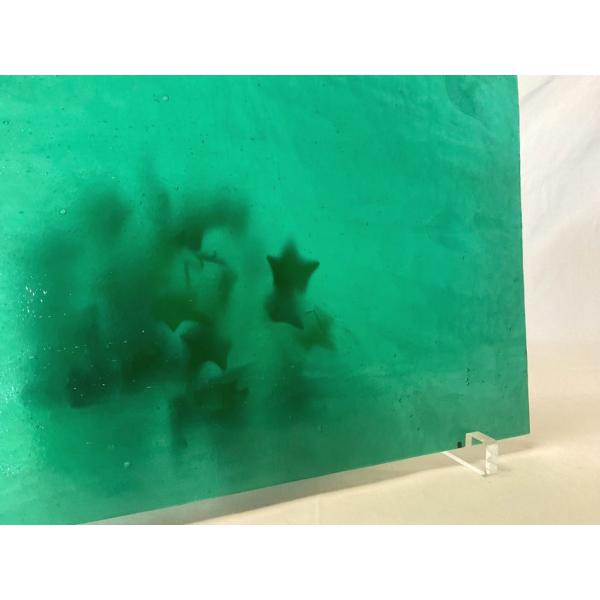 約30cm×約22cm。ティールグリーン。リングモトルに定評があり、ティファニーランプに使うガラスとしても人気があります。■下記の点につきまして、予めご了承下さい。■1，角に欠けがある場合が御座います。2，混ざりのあるガラスの場合、色の偏り...