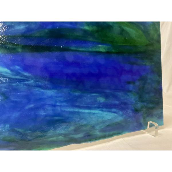 約30cm×約22cm。ブルー・グリーン。リングモトルに定評があり、ティファニーランプに使うガラスとしても人気があります。■下記の点につきまして、予めご了承下さい。■1，角に欠けがある場合が御座います。2，混ざりのあるガラスの場合、色の偏り...