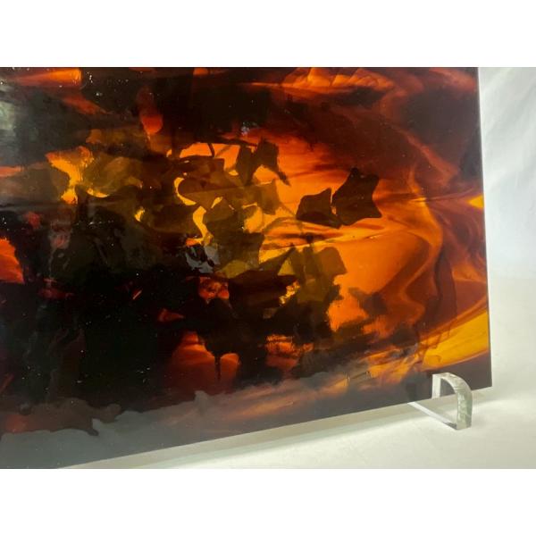 約20cm×約35cm。アンバー・ブラウン。古い歴史のあるアメリカのウィスマーク社のガラスです。色の偏りがある場合が御座います。綺麗な長方形ではない場合が御座います。海外からの輸入ガラスですので、製造時からの異物や気泡、また、小さな傷や角の...