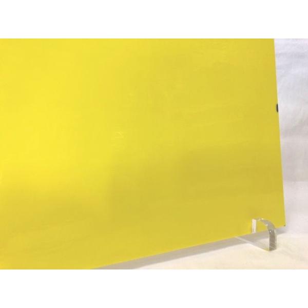 約20cm×約35cm。イエロー。古い歴史のあるアメリカのウィスマーク社のガラスです。綺麗な長方形ではない場合が御座います。海外からの輸入ガラスですので、製造時からの異物や気泡、また、小さな傷や角の欠けなどが入っている場合が御座いますが、そ...