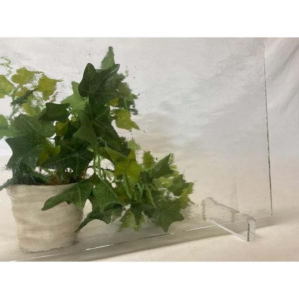 約20cm×約35cm。アクアライトのクリアー。古い歴史のあるアメリカのウィスマーク社のガラスです。綺麗な長方形ではない場合が御座います。海外からの輸入ガラスですので、製造時からの異物や気泡、また、小さな傷や角の欠けなどが入っている場合が御...