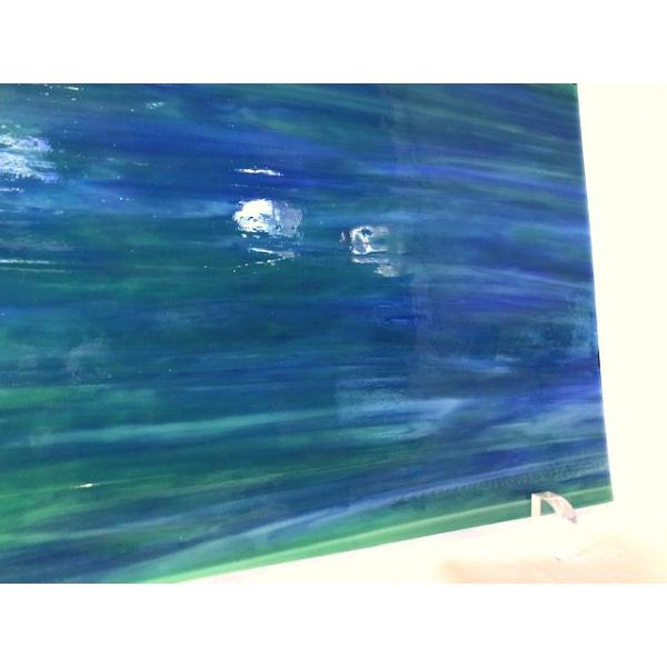 約20cm×約35cm。ダークブルー・ダークグリーン・ホワイト。古い歴史のあるアメリカのウィスマーク社のガラスです。綺麗な長方形ではない場合が御座います。海外からの輸入ガラスですので、製造時からの異物や気泡、また、小さな傷や角の欠けなどが入...