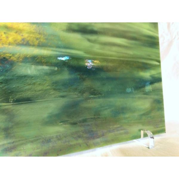 約20cm×約35cm。ダークグリーン・ホワイト。イリデセント。古い歴史のあるアメリカのウィスマーク社のガラスです。綺麗な長方形ではない場合が御座います。海外からの輸入ガラスですので、製造時からの異物や気泡、また、小さな傷や角の欠けなどが入...