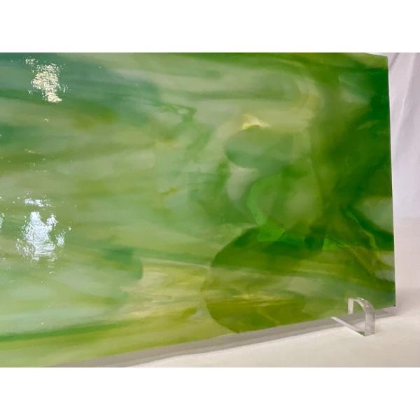 約20cm×約35cm。イエローグリーン・ダークグリーン・クリスタル。古い歴史のあるアメリカのウィスマーク社のガラスです。綺麗な長方形ではない場合が御座います。海外からの輸入ガラスですので、製造時からの異物や気泡、また、小さな傷や角の欠けな...