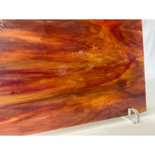 約20cm×約35cm。レッド・グリーン・クリスタル。赤に少しだけ緑が流れてます。 見た目はほぼ赤ですが緑が入ってる分深い赤になります。古い歴史のあるアメリカのウィスマーク社のガラスです。綺麗な長方形ではない場合が御座います。海外からの輸入...