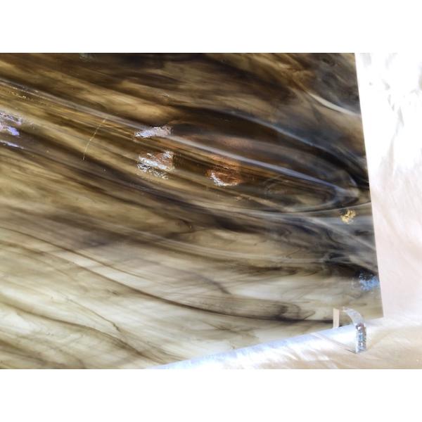 約20cm×約35cm。グレーブラウン。古い歴史のあるアメリカのウィスマーク社のガラスです。綺麗な長方形ではない場合が御座います。海外からの輸入ガラスですので、製造時からの異物や気泡、また、小さな傷や角の欠けなどが入っている場合が御座います...