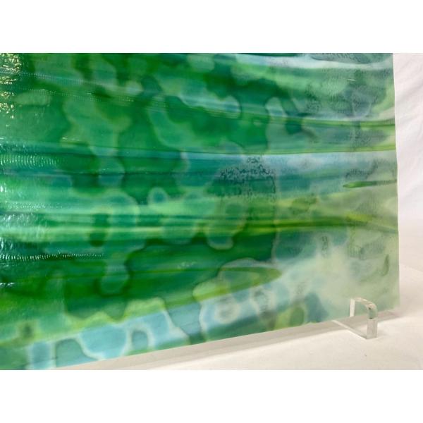 約30cm×約22cm。エメラルド・スプリンググリーン。●●ガラスサイズに関して●●ガラスのサイズは、±1cm以内までは差額を返金することも頂くことも御座いません。入荷やカットの状況により若干の誤差が出る場合が御座いますので予めご了承下さい...