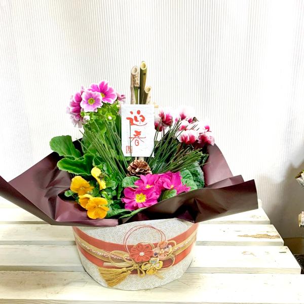 新春の門出を華やかに迎えましょう季節のおまかせのお花でバスケットにまとめます。竹と松、松ぼっくり・お正月ピックで新年にふさわしくご年始,ご挨拶,お誕生日などに。12月25日〜1月1日までのお届け★サイズ約高さ25ｃｍ幅25ｃｍ　