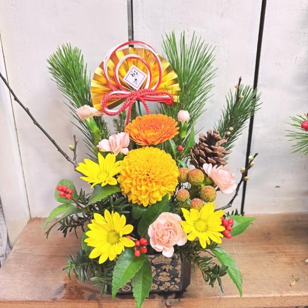 [Release date: December 24, 2025]お正月ピックおまかせピックは一部変更になる場合がございます。ガーベラが華やか！良い年を迎えいれるのにもってこい！ お届けできない地域＊北海道・四国・中国・九州・沖縄