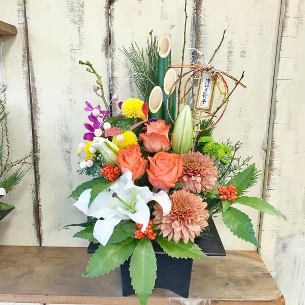 松・千両の縁起物が揃ったアレンジ。バラ、ゆり、など洋風なお花で新春を彩ります。12月25日〜1月1日までお届けご希望日をお選びください。お届けできない地域＊北海道・四国・中国・九州・沖縄商品サイズ 奥行：約30cm×幅：約35cm×高さ：約...