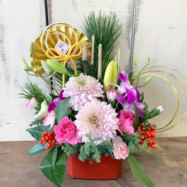 [Release date: November 14, 2025]デンファレとスカシユリが入ってこのお値段！赤、オレンジ、ピンクなどの鮮やかな色の中に淡いピンクのマムを入れることでやさしい印象に仕上げました。品種はおまかせ。ピンク系のマムを...