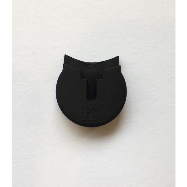 親指への負担を軽減し、演奏時楽器を安定して持つことが出来ます。BGは　ラージ(A23)　と　スタンダード(A21)の2種類が御座います。ラージ(A23)は、可動式指掛け用。現行クランポンでお使い頂けます。※画像はイメージです。