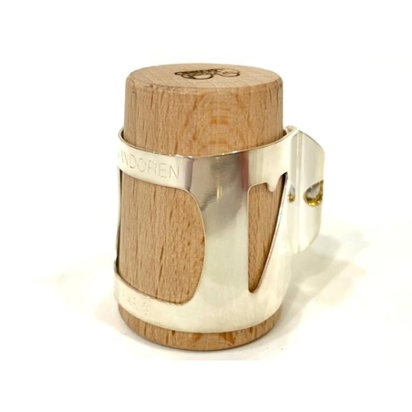 正確で、すばやい締めつけが可能です。ダブル・トラックスクリュー機構で、リガチャーの両側面を均等に締め付けます。取り替え可能なプレッシャープレートが3種類付属。サウンドやスタイル、演奏曲によって使い分けできます。シルバーは明るくはっきりした音...