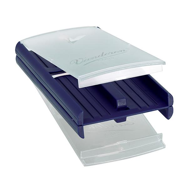 リードを保護するカバーが付いています。胸ポケットに楽々入る軽量コンパクトサイズなので、本番ステージ用にも安心です。リード接地面に溝が施されており、通気性にも優れリードを長持ちさせます。