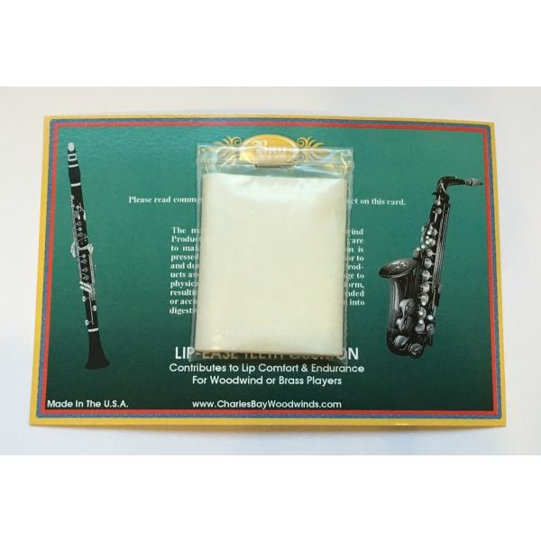 下の歯に挟んで使用することで、下唇裏の痛みを和らげ、アンブッシュアを安定させます。ビニールのような素材でできており、長いシート状になっているので、好きな大きさにカットして使用します。