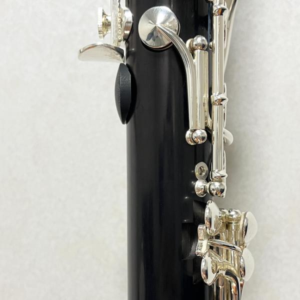 【Woodon(うどん)とは…？】クラリネットを演奏する上で直面する右手の疲労や痛み、フィンガリングの悩みを改善するために開発された管工房「ゆかり」オリジナルアイテムです。下管の親指が当たる部分に貼り付けることで管を持った際の指の開きを広げ...