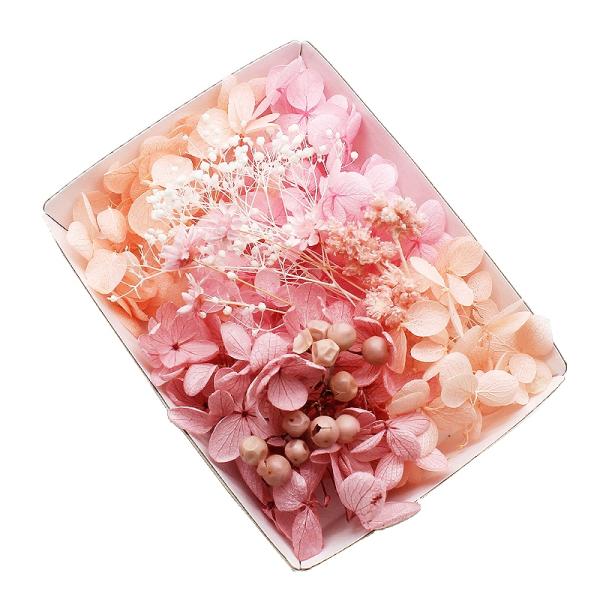 コットンピンク花材セットです♪■　内容量：1ケース■　カラー：ピンク系■　材質：自然草花(プリザーブドフラワー/ドライフラワー)■　内容一覧　■・アジサイ(ピンク系)・ペッパーベリー・クリスパム・スターフラワー・かすみ草メール便対応にする為...
