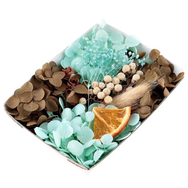 チョコミントアイスにホイップクリームを乗せ、オレンジを飾り付けたパフェをイメージした花材セットです。鮮やかなミントカラーにチョコのブラウンの相性は抜群。ハーバリウムやリースづくり、アロマワックスサシェにオススメです。■　内容量：1ケース■　...