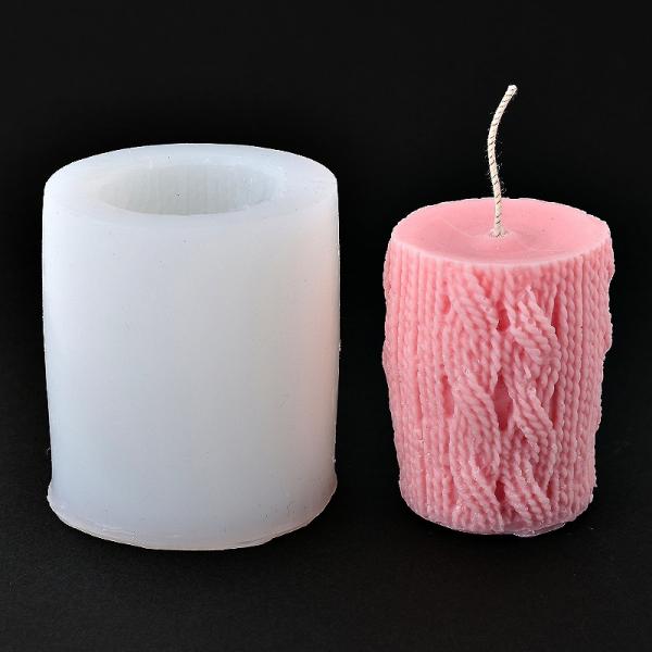 秋冬にぴったりなニット柄の円柱が作れるシリコンモールドです。アロマキャンドルやソープ型などにおススメです。キャンドル芯を通す穴は開いていないので、芯を入れたい場合はご自身で穴をあけてご使用ください。作品例では画像の赤丸の位置にきりで穴を開け...