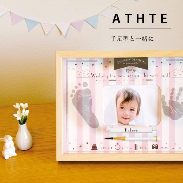 ファミーユの小さなサイズ 新登場基本仕様筆軸:高級桜　軸プリント:命名フルネームフレーム:アユース材/アクリル写真は自由に入れ替えることが可能です。(写真送付不要)商品サイズ筆軸: 97mm /筆全体:約118mm (穂先含む)フレーム:約...