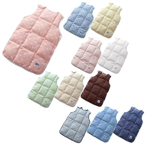 綿100％の2重ガーゼでホワイトダックダウン85%を挟んだあたたかいスリーパー。心地よい通気性と適度な保温性があるスリーパー 着るおくるみ。ホルマリンを含む薬品や肌に触れて有害な化学物質や仕上げの樹脂剤を一切使用していません。 赤ちゃんにも...