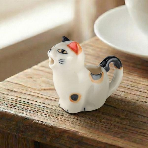 陶器で出来た、かわいい猫のミルクピッチャー（クリーマ―、ミルクポット）です。可愛いので置物やオブジェとして使ってもOKです。プレゼント、ホワイトデー等色んな場面の贈り物にも大変喜ばれます。SNS映えも。ひとつひとつ職人さんが顔を描いているの...