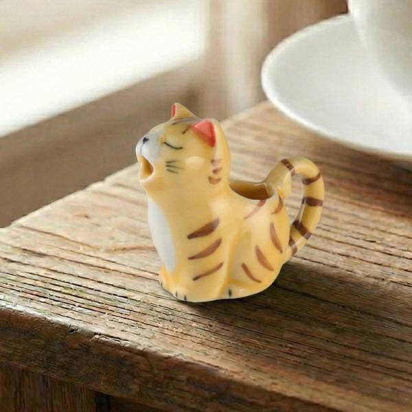 陶器で出来た、かわいい猫のミルクピッチャー（クリーマ―、ミルクポット）です。可愛いので置物やオブジェとして使ってもOKです。プレゼント、ホワイトデー等色んな場面の贈り物にも大変喜ばれます。SNS映えも。ひとつひとつ職人さんが顔を描いているの...