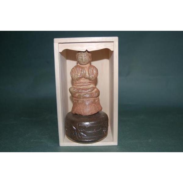 荒川 明の陶房は浜松の山奥の引佐町奥山にあり、その名前の通り、山奥となります。そこには古い時代に使われた薪窯を荒川明が独自に工夫をして窯を作りました。   自然の炎色、自然釉、灰かぶりの美しさの中に大胆な景色の出る焼き物で同じ作品は２度と出...