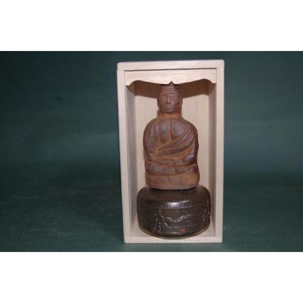 荒川 明の陶房は浜松の山奥の引佐町奥山にあり、その名前の通り、山奥となります。そこには古い時代に使われた薪窯を荒川明が独自に工夫をして窯を作りました。   自然の炎色、自然釉、灰かぶりの美しさの中に大胆な景色の出る焼き物で同じ作品は２度と出...