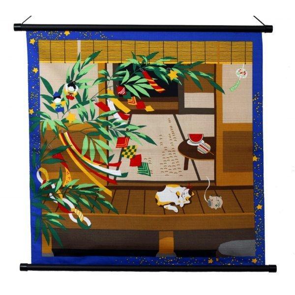 ◆ 布製で季節にあわせて飾れるタペストリーです。玄関やリビング、オフィス、店舗などに、季節のインテリアとして飾っていただきますと、四季が楽しめます。贈り物にも喜ばれると思います。箱はありませんが、ギフト包装は無料でさせていただきます。※棒と...