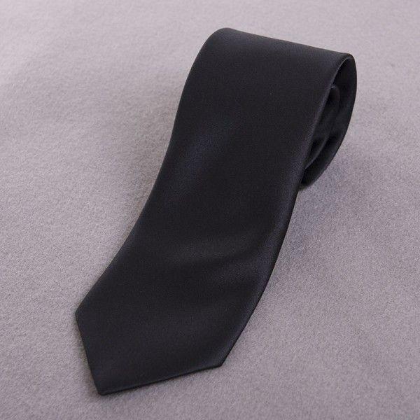 男性なら1本持っているべきブラックフォーマルネクタイ。【生産国】日本【素材】ポリエステル100％【サイズ】大剣幅約8.5cm 長さ約140cm本商品はレビューを書いて【メール便送料無料】商品です。下記条件を満たせばメール便で発送します。＜メ...