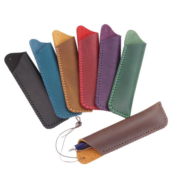 サイズ：約16.5cm×4cm重量：約24g内容：本体×1、紐ストラップ×1素材：牛革※お使いのペンサイズによっては、横幅がキツくなる場合があります。※同じカラーの商品でも素材の特性上、色味が異なる場合がございます。予めご了承ください。※個...