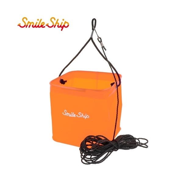 磯・堤防に最適!コンパクトに折りたためる四角形状の水汲バケツ!耐久性抜群、清潔で自然にやさしい全面EVA仕様!反転して水が汲みやすいオモリ付!カラー： オレンジサイズ： 21cm外部寸法： 約21×21×21cmロープ全長： 約8mオモリ有...