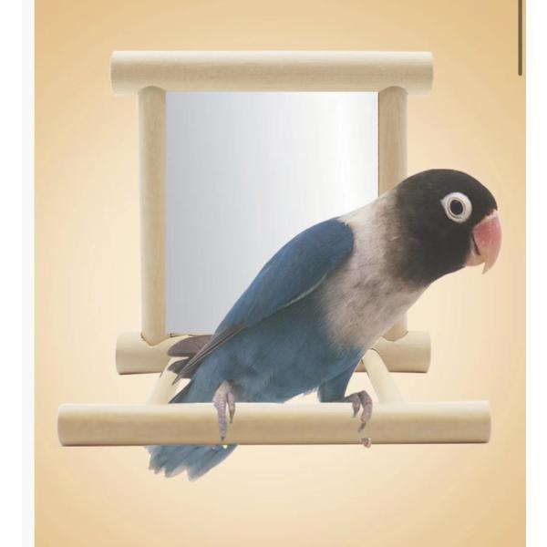 鏡遊びが大好きなセキセイインコや小型インコのストレス解消に。フレームやとまり木は、かじっても安心な無塗装の天然木を使用しています。フレームも取付部分(ボルト、ナット、ワッシャー)もすべて木製です。ミラー部分はガラス製です。サイズ（画像参照）...