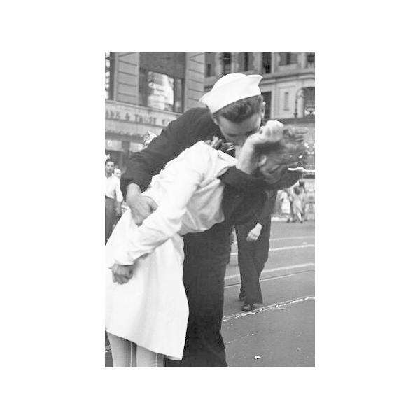 Kissing the War Goodbye 24 X 36アートプリントポスターNurse and Sailor in New York