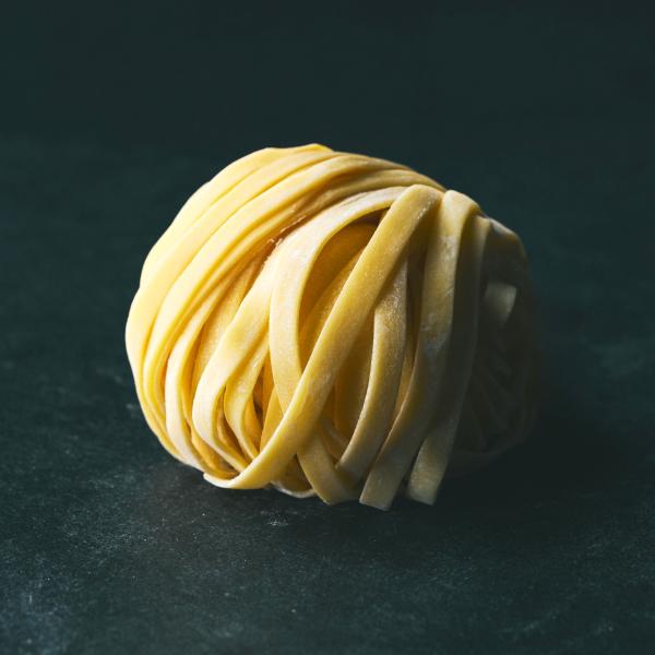 麺一筋110余年、長年のノウハウを活かして完成した渾身の自信作。卵と水を丁寧に練りあげ、しっかり熟成することで粘りを引き出しました。弾力・モチモチ感が強い人気商品。調理もしやすいので、生パスタが初めてという方にはオススメです！―――――――...