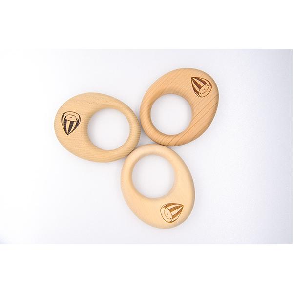 【商品名】ミナモ もりのどーなっつ（にぎにぎ・歯がため・おしゃぶり）【サイズ（約）】横１１０ｍｍ × 縦９０ｍｍ ×厚み１８ｍｍ 　穴直径５０ｍｍ【木材】岐阜県産木材３種類のいずれか（とち、くり、さくら）【製造者】株式会社 郡上割り箸 （木...