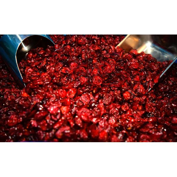 スライスしたクランベリーを糖漬けし、オイルコーティングしております。鮮やかな色合いと、程よい酸味と甘さが製菓製パン材料に最適です。11.34kgと大容量です。