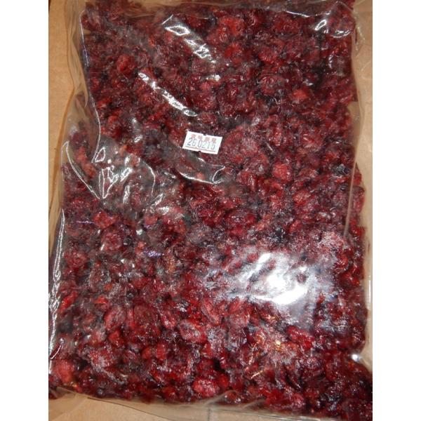 スライスしたクランベリーを糖漬けし、オイルコーティングしています。鮮やかな色合いと程よい酸味と甘さが製菓製パン材料に最適です。1kg袋で使いやすいサイズです。