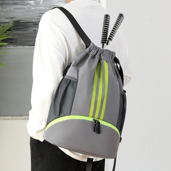 商品特徴】■高品質撥水素材で水や汚れがつきにくくて、耐摩擦性にも耐久性にも優れています。■収納ポケットが多数、内部が間仕切りできる仕様に、　サイドと正面には小物を収納出来るポケットを搭載します。■スタイリッシュなデザインで、通勤、通学、旅行...