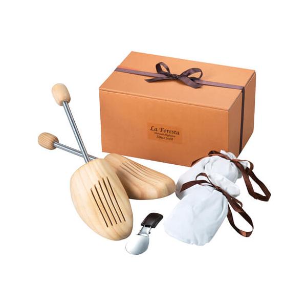 フォーマルなシーンでも活躍するアイテムを揃えました。●シューズキーパー（全長約30.5cm）×2／木・スチール ●竹炭入りシューズキーパー（約タテ15.5×ヨコ8cm）×2／綿・竹炭（中身） ●靴ベラ（約全長11.9×幅3.7cm）×1／ス...