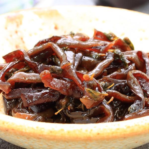 爽やかな紫蘇の風味と「きくらげ」の歯ごたえが最高です！美味しく出来上った「きくらげ」の佃煮はコリコリとした食感、そこに紫蘇の実が入って噛むたびに爽やかな風味が広がります。とにかくリピート率が高いお惣菜で、毎回お土産にお使いになられるという方...