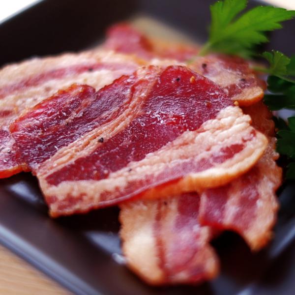 丁寧にスモークされた飴色のベーコンに飛騨山椒を振り掛ければ、味わった事のない感動の旨さを体感できます。大人の舌を魅了する、絶品おつまみです。■商品詳細￣￣￣￣￣￣￣【品名】乾燥食肉製品【原材料】 豚バラ肉(デンマーク産)、食塩、糖類(砂糖、...