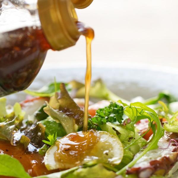 必須脂肪酸オメガ3（α‐リノレン酸）が豊富な亜麻仁油がベースの健康ドレッシング！玉葱の甘み、旨みがたっぷり！醤油ベースの美味しいドレッシング。サラダや冷しゃぶにかけて召し上がれ！■ 商品詳細￣￣￣￣￣￣￣【原材料名】醤油、醸造酢、玉葱、食用...