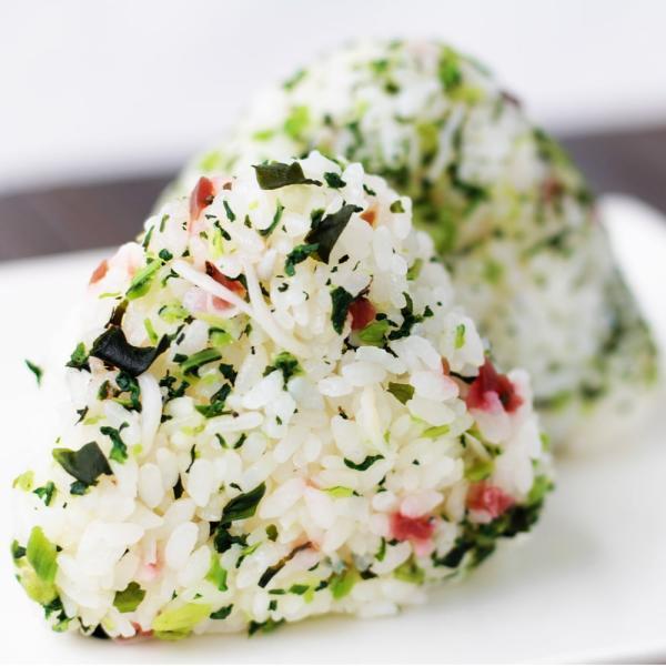 梅とちりめん、さっぱり風味の混ぜご飯！梅の深い味わいと磯が香る風味豊かなちりめんを使った混ぜご飯の素。あつあつご飯に混ぜるだけで簡単・便利で美味しいおにぎりをどうぞ！刻んだシソやネギをトッピングしても美味しくお召し上がり頂けます。■ 商品詳...