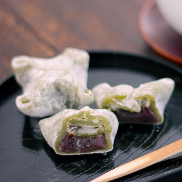 小包のように折りたたまれた、ほんのりよもぎの香るやわらかなお餅。小豆本来の旨味を活かしたつぶ餡と相性抜群！綺麗な蓬色の折り餅はお茶の席にも良く映えます。やさしい甘さで、つい何個もほおばりたくなるひと口サイズの生菓子。温かいお茶によく合います...