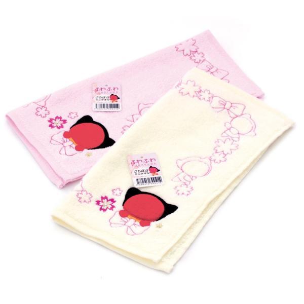 ※厚みの条件を満たせば、発送は【ネコポス】を優先します。フワフワなタオル地に、さるぼぼとお花とリボンのキュートなステッチ刺繍が施されています。右下には立体刺繍のさるぼぼちゃんも！その横の花にはキラキラビーズ付き。手に取るたびに微笑んでしまう...