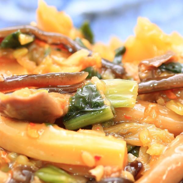 しっかりメンマにシャッキリ野沢菜！ピリ辛でビールのおつまみに最高！そのまま食べても美味しいのですが、インスタントラーメンにのせると、こだわりのラーメン屋さんの味に！豚肉と炒めて本格中華料理にと大活躍です。あずさ屋店長がオススメするお惣菜です...