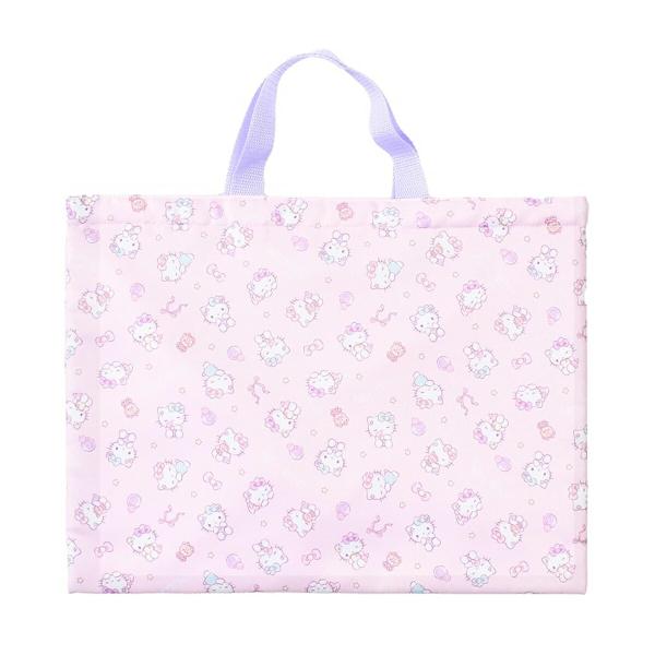 説明 大人気！キティちゃんのかわいいレッスンバッグが登場！習い事の荷物や教科書などが入るサイズです◎習い事や通学、サブバッグとしても使いやすく、入園・入学準備にぴったりなアイテムです。【ポイント】・ハローキティのキュートなデザイン・教科書や...